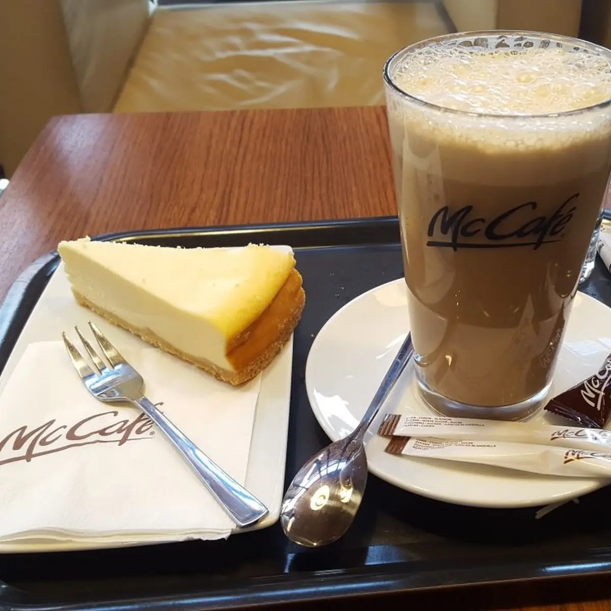 Cheese Cake Und Iced Cafe Latte