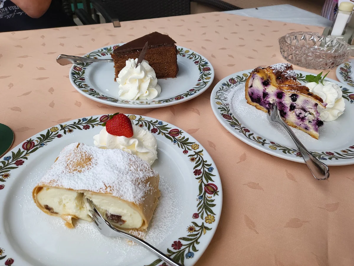 Hausgemachte Kuchen Apfelstrudel Oder Topfenstrudel