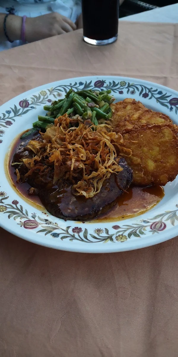 Zwiebelrostbraten Mit Grünen Bohnen Und Rösti