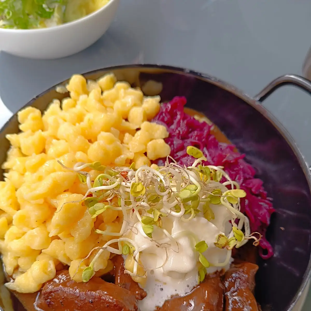 Hirschgulasch Mit Spätzle Und Rotkraut