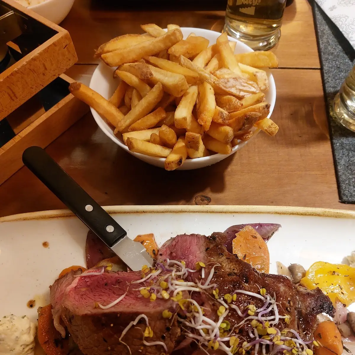 Ribeye Steak Mit Hausgemachten Pommes Frites