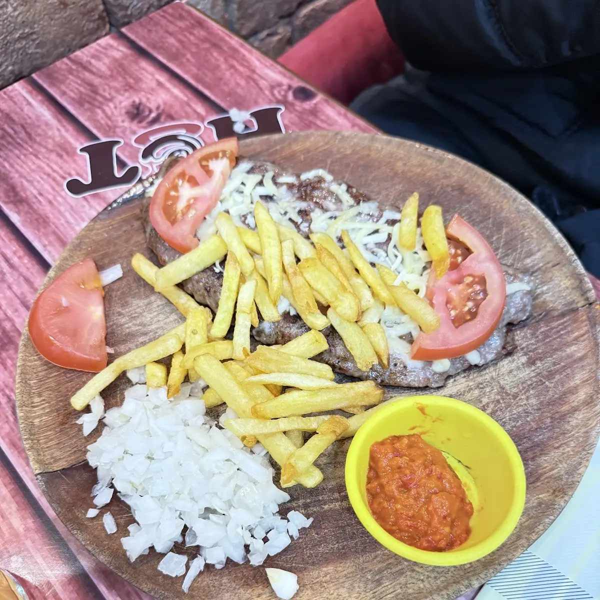 Plejskavica Mit Pomes