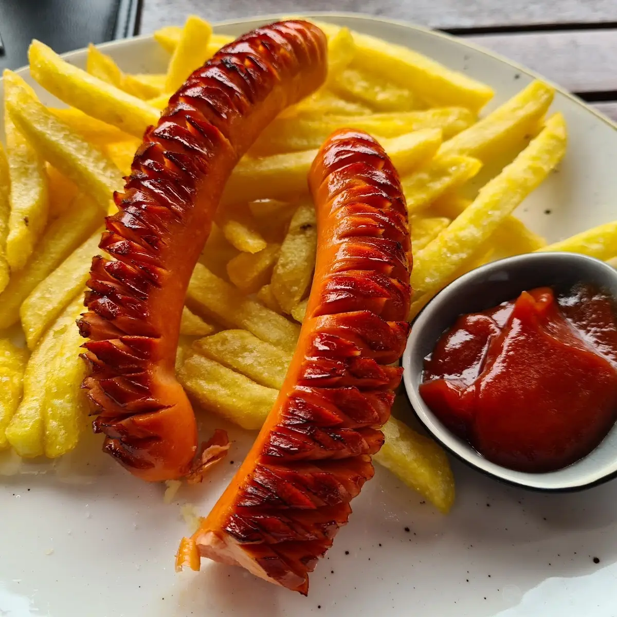 Feine Grillwurst Mit Pommes