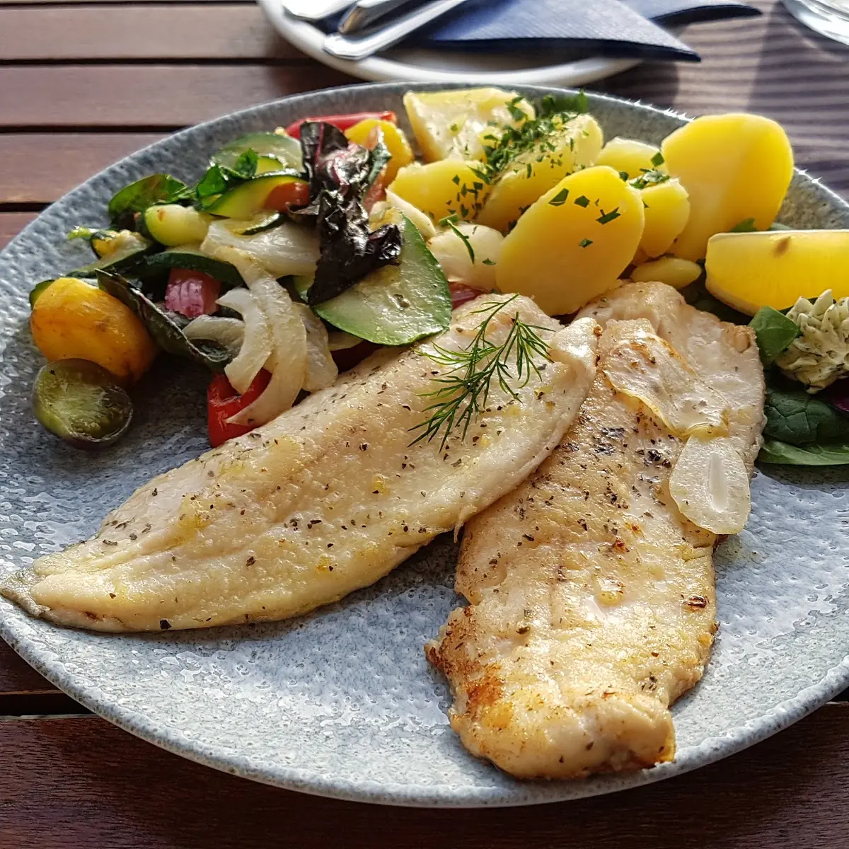 Forellenfilet Mit Kartoffeln Und Gemüse