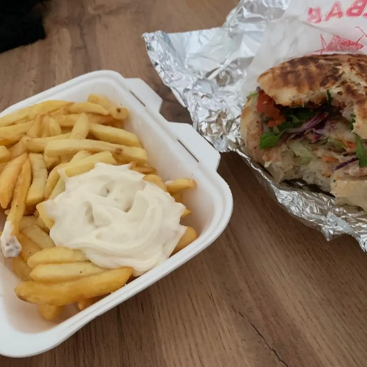 Döner Kebab Und Pommes Mit Majo