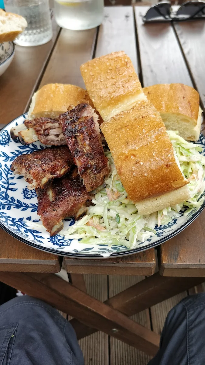 Ripperl Mit Coleslaw Und Knoblauchbrot