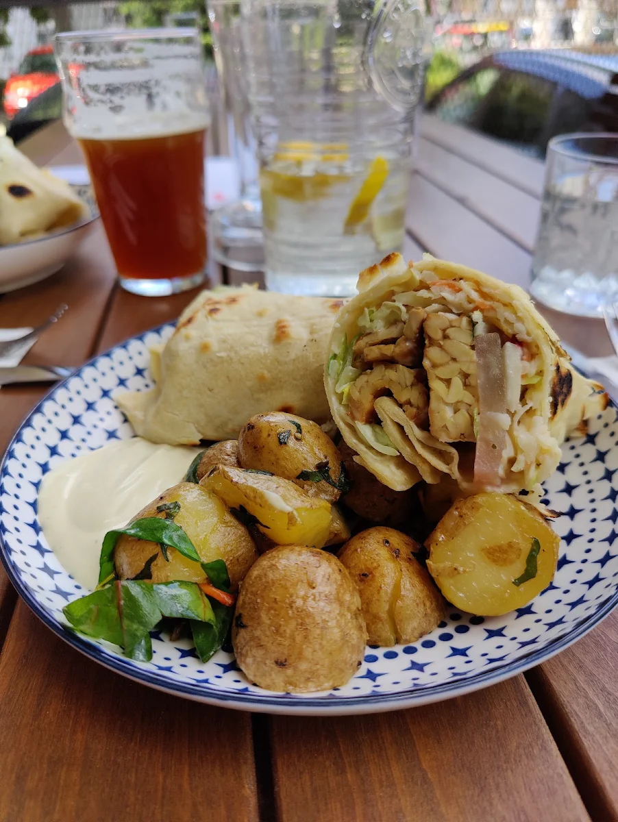Vegetarischer Frühlingswrap Mit Wedges