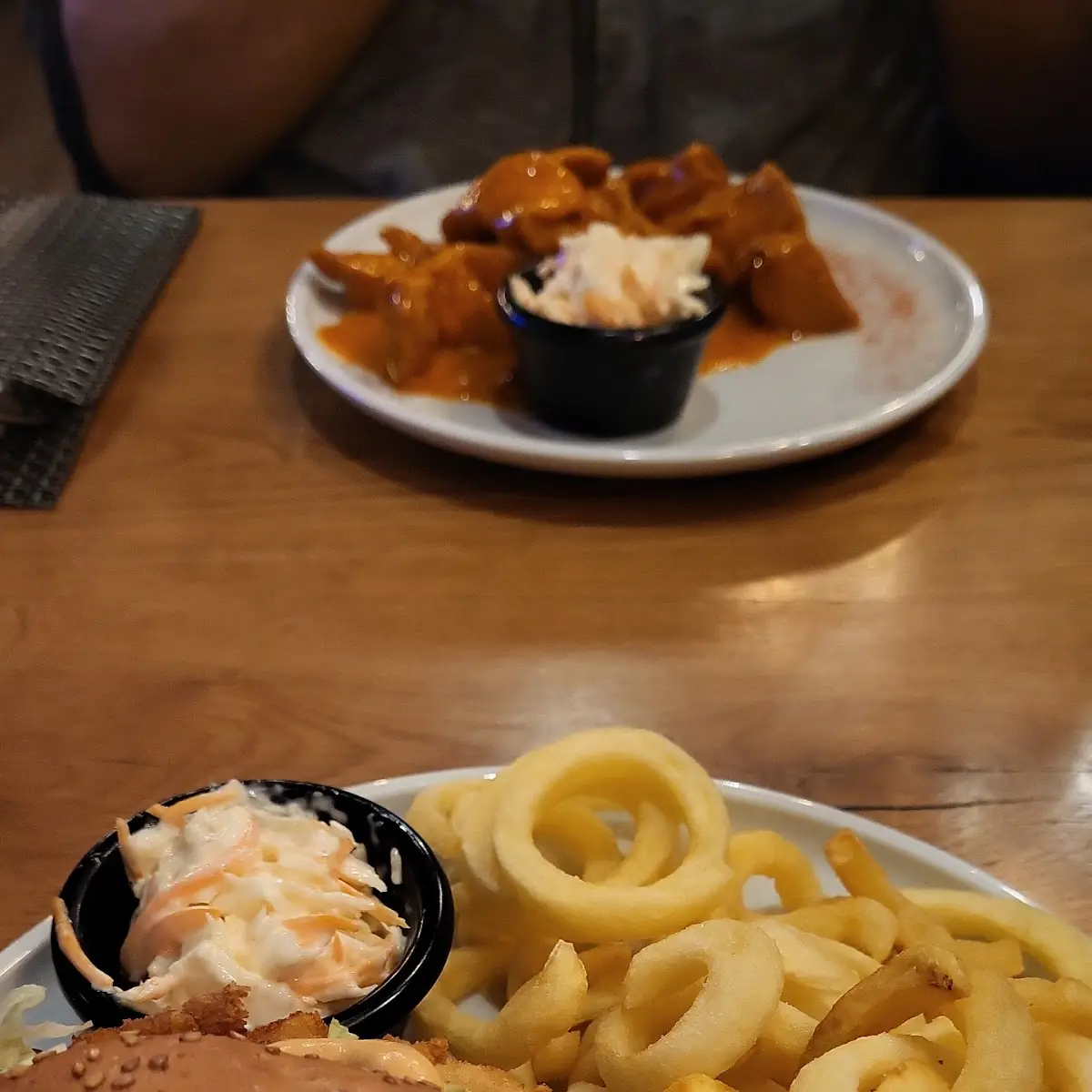 Crispy Chicken Burger & Dahinter Boneless Wings Nicht Scharf