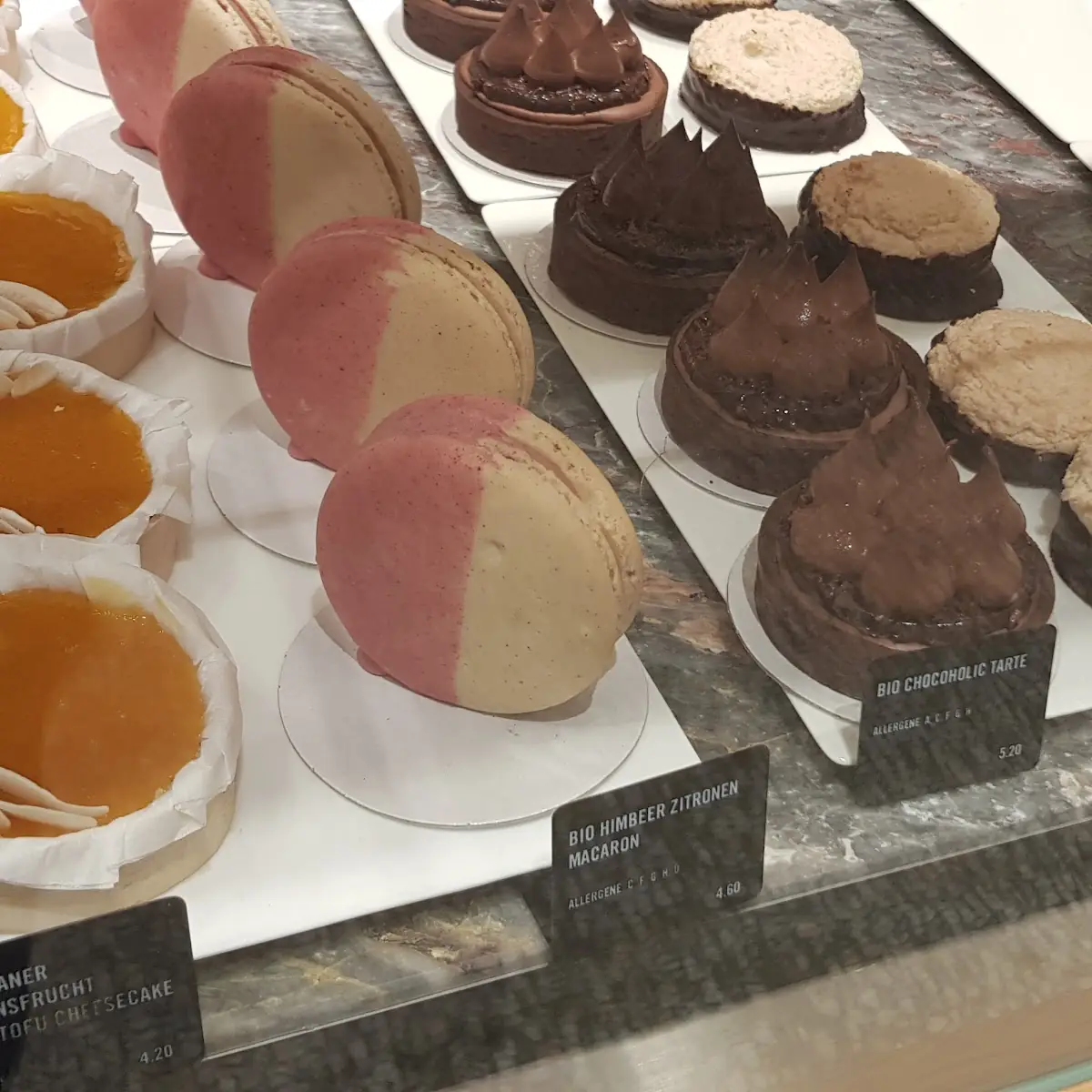 Pfirsich-seidentofu-cheesecake Himbeer-zitronen-macrons Chocolate Cake Kokoskuppel