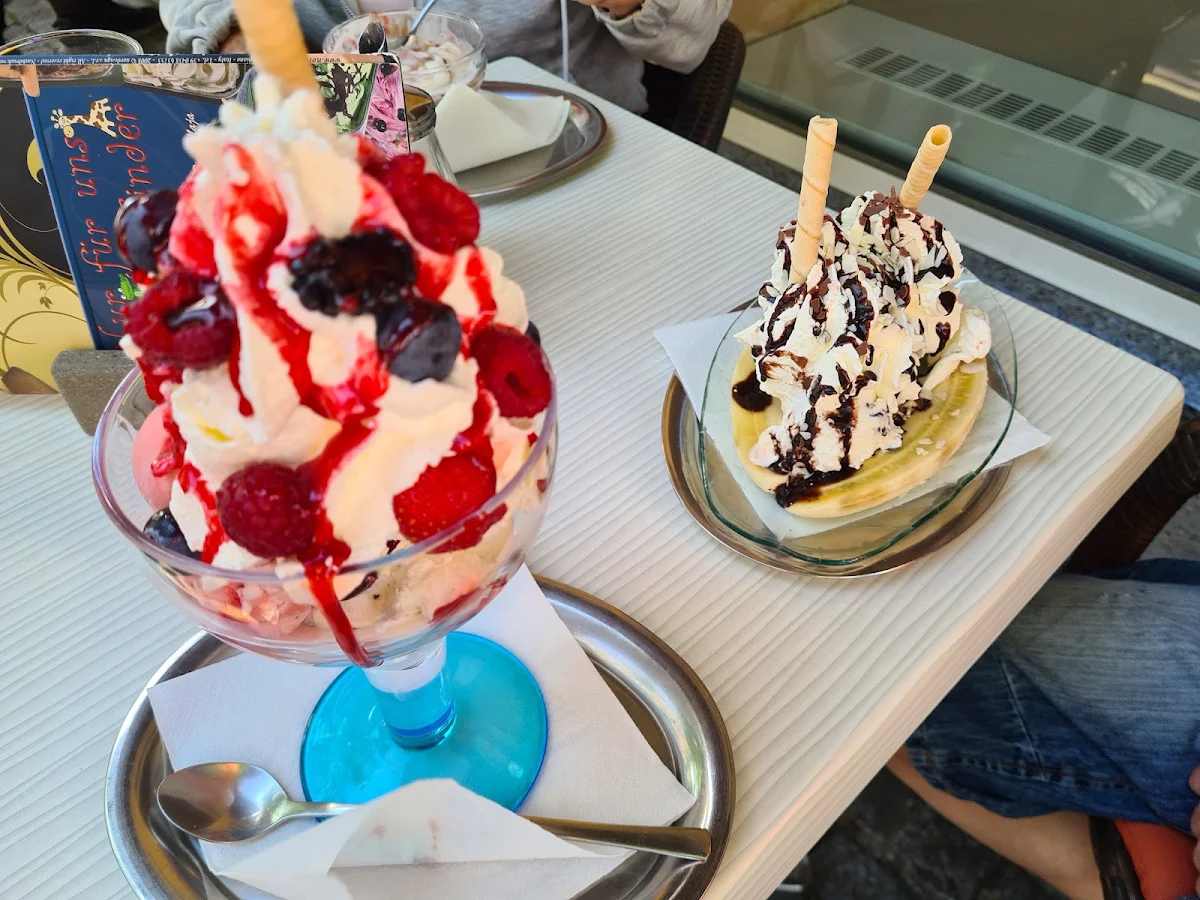 Früchtebecher Und Bananensplit