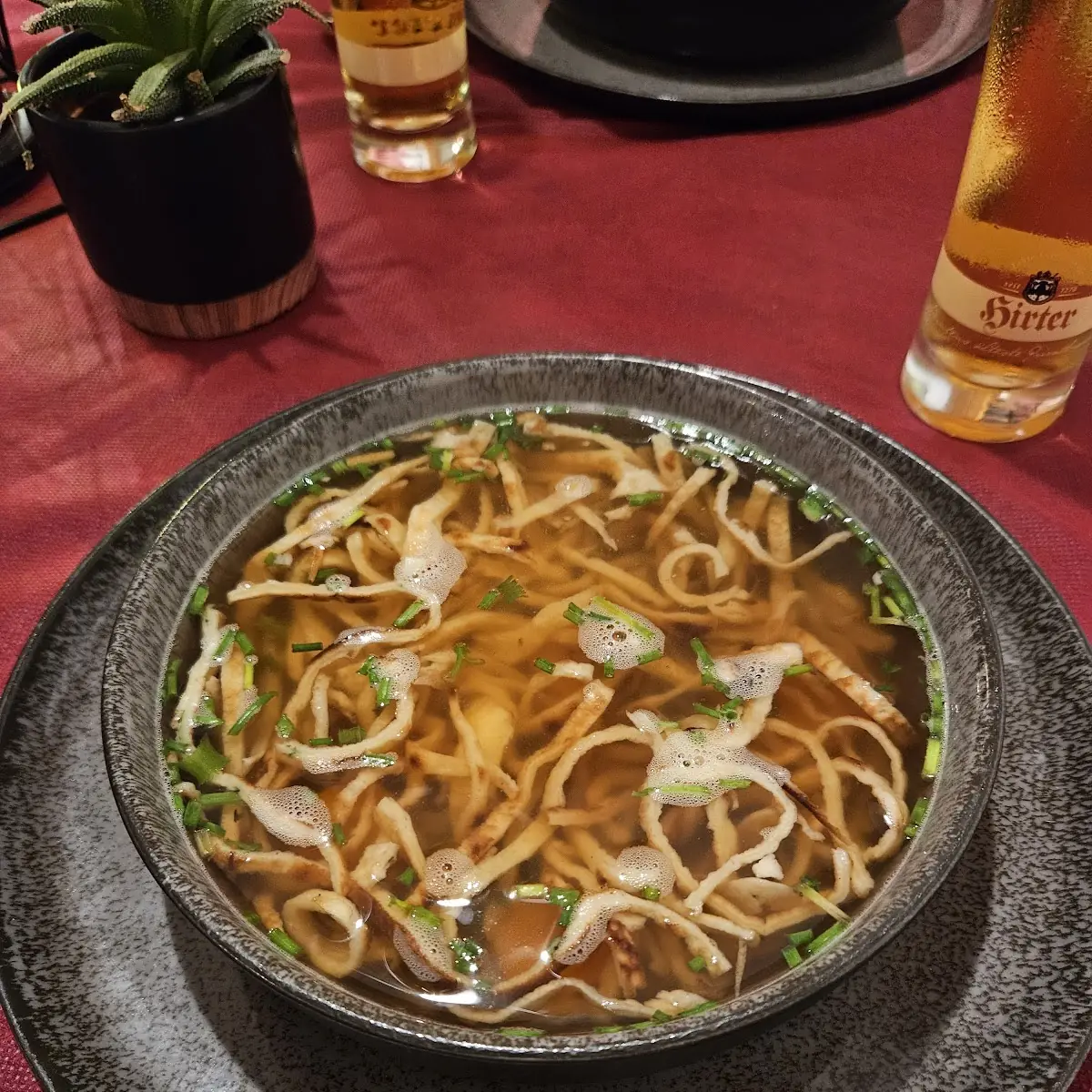 Hausgemachte Fritattensupe