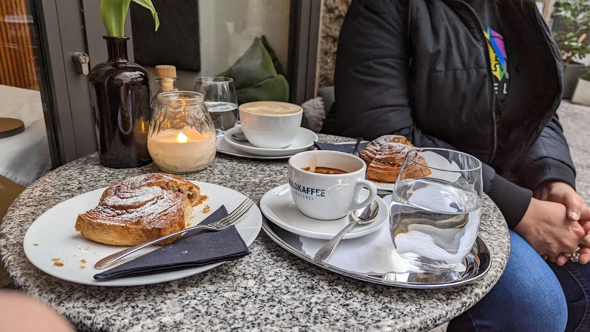 Nussschnecke Und Cappuccino