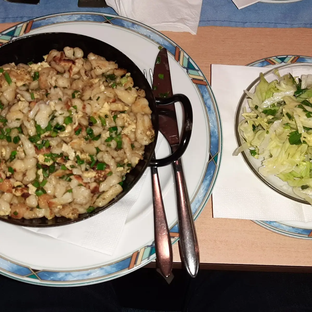 Käsespätzle Und Salat