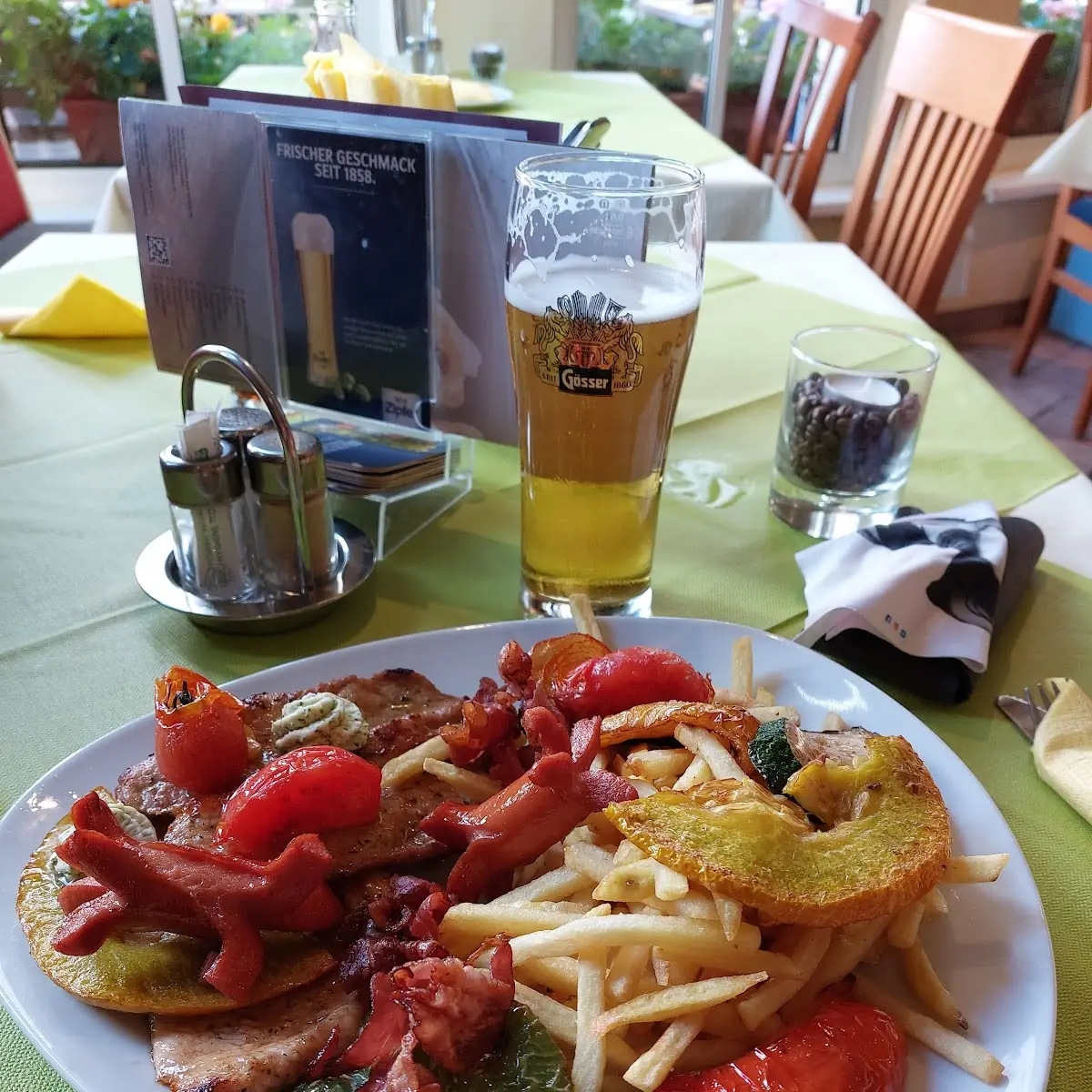 Grigliata Mista Con Verdure Ai Ferri E Patatine Fritte