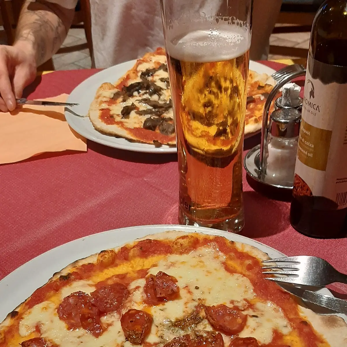 Pizza Margherita Mit Scharfer Salami