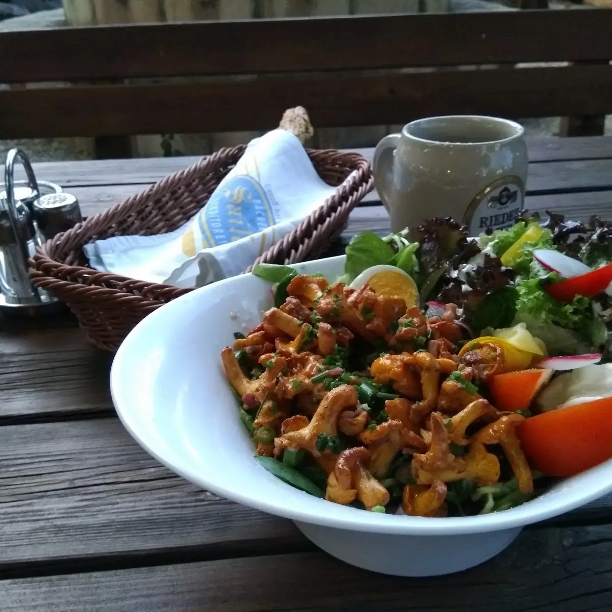 Blattsalate Mit Gerösteten Eierschwammerl