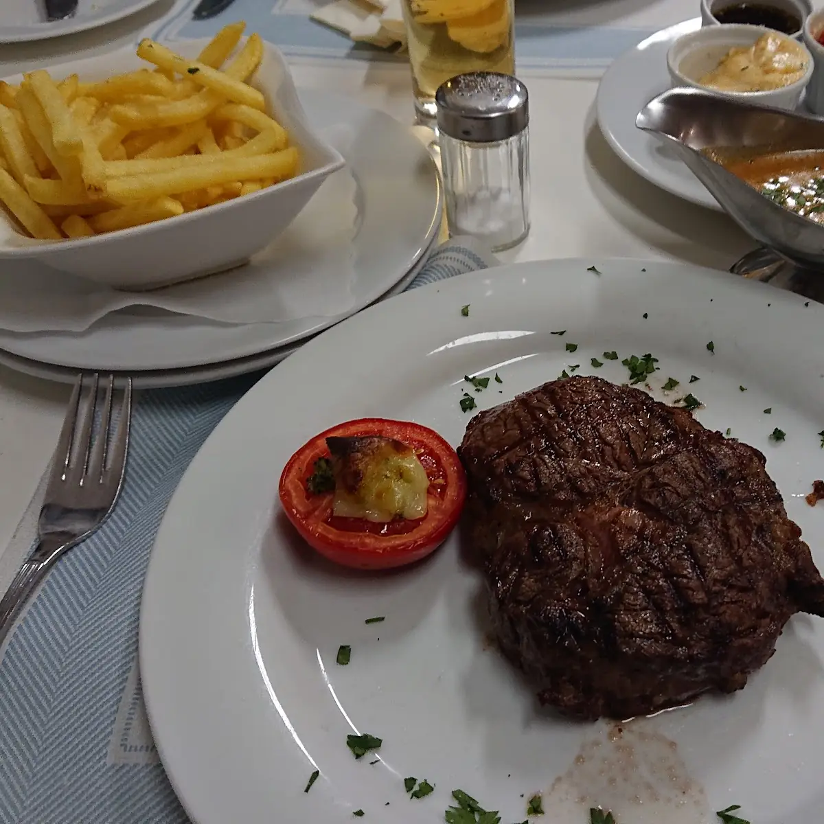 300g Entrecôte Mit Pommes Und Pfeffersauce
