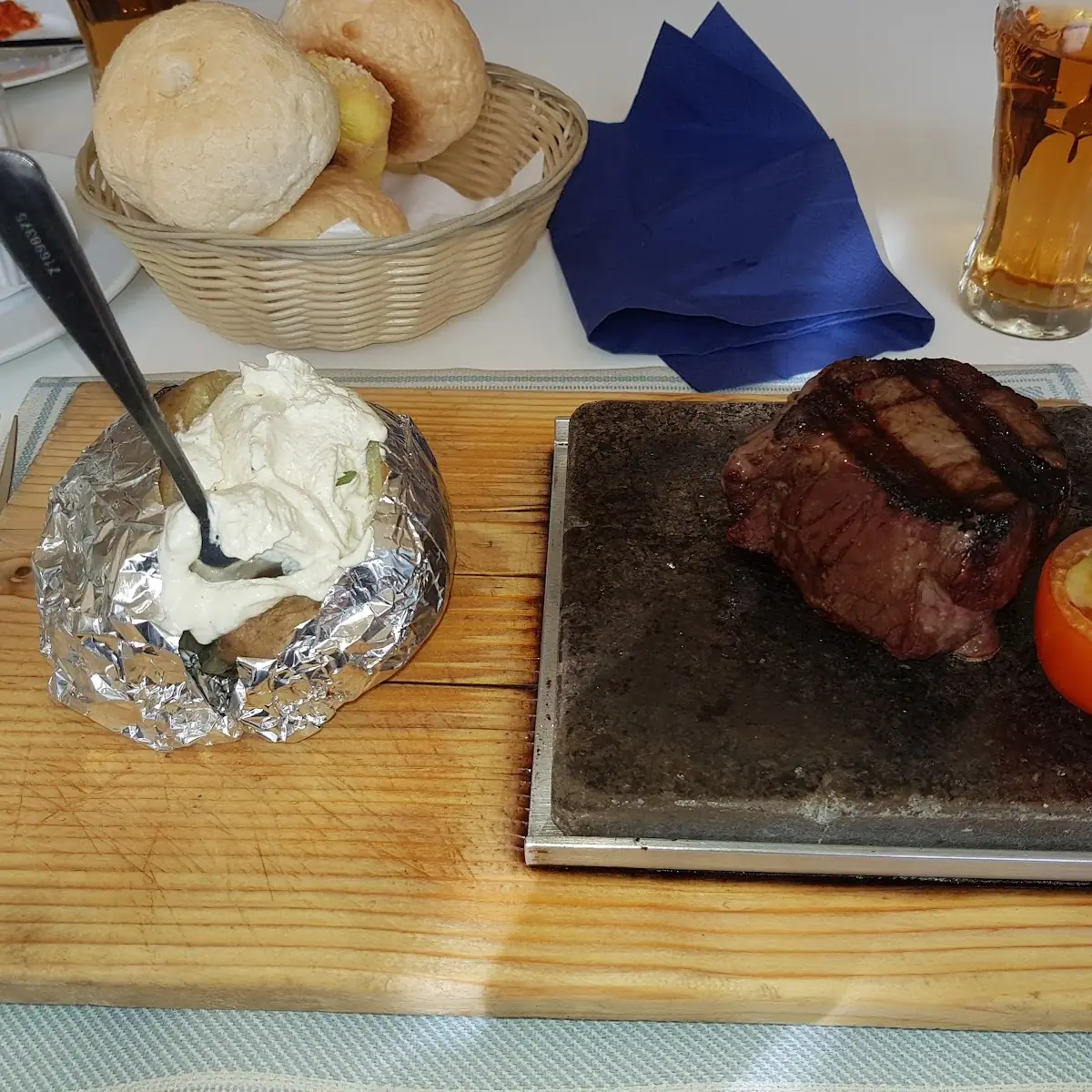 Filetsteak Mit Pommes Frites Und Pfefferrahmsauce
