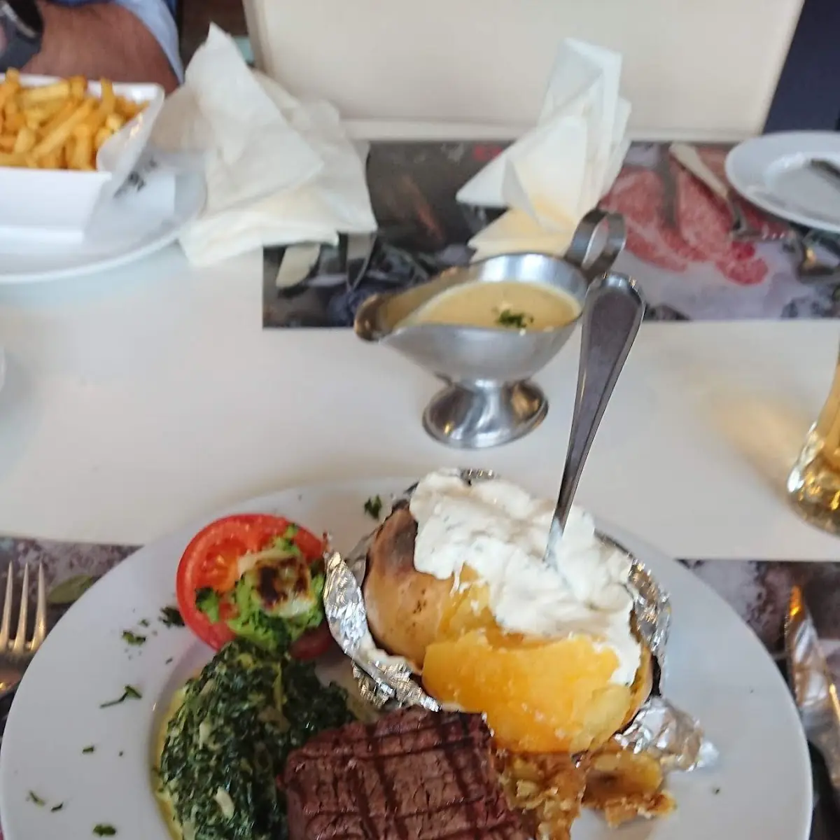Lomo Gaucho Filetsteak 200gr Hollandaisesauce Spinat Folienkartoffeln Und Gem Salat