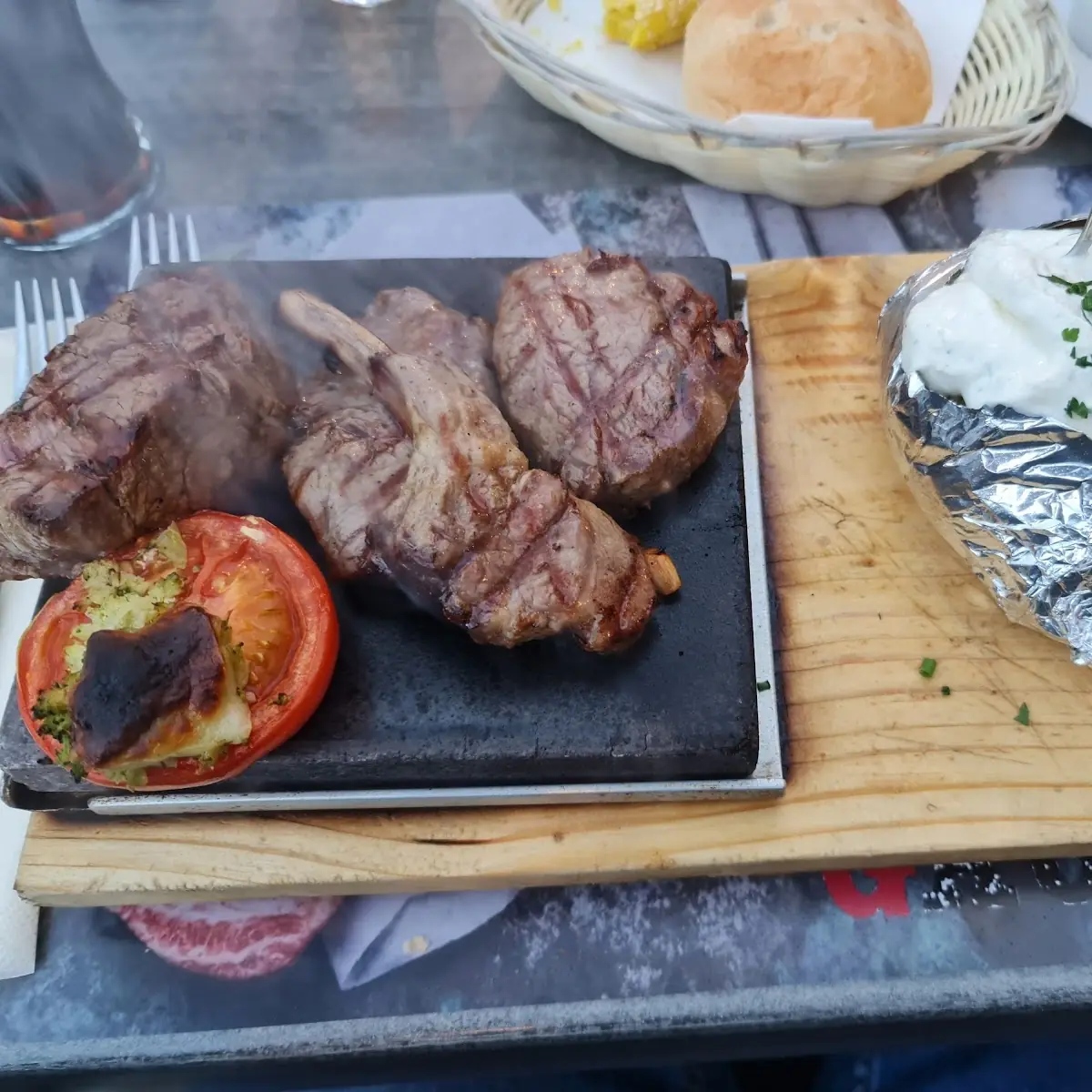 Plato Gaucho Verschiedene Fleischsorten Mit Folienkartoffeln Mais Und Gemischtem Salat