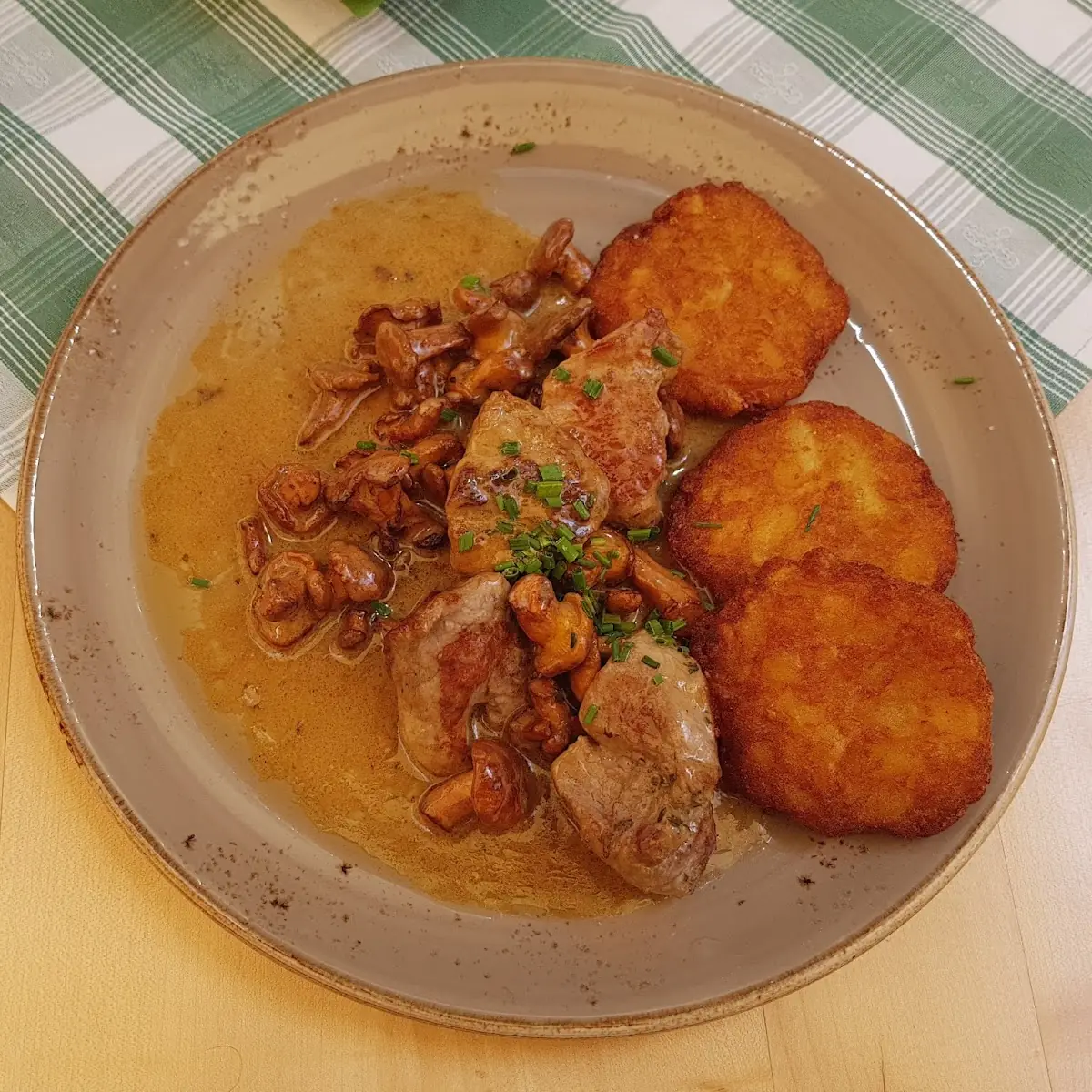 Schweinefilet Mit Eierschwammerl Und Rösti