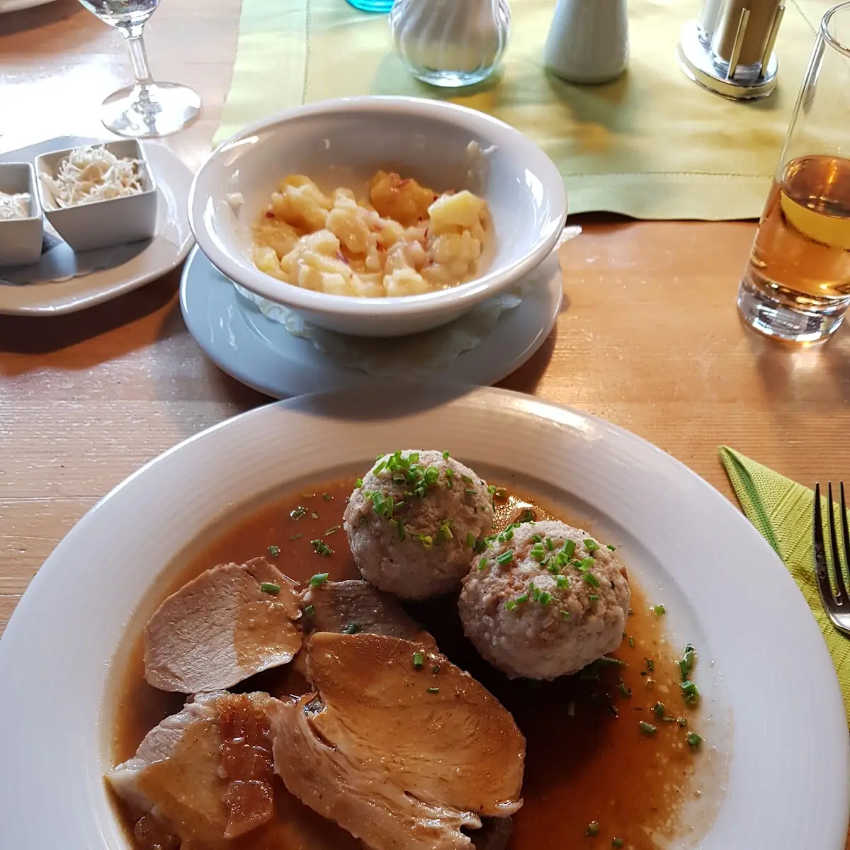 Schweinebraten Mit Knödeln Und Erdäpfelsalat Anstelle Von Gemischtem Salat