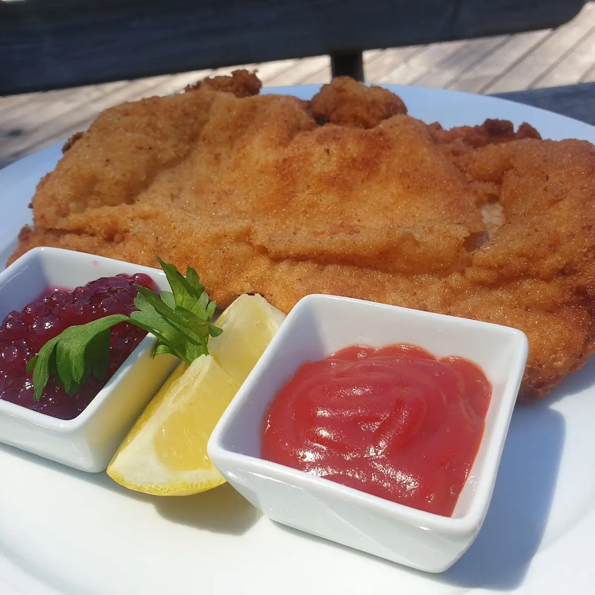 Wiener Schnitzel It Pommes Frites U Preiselbeeren Oder Ketchup
