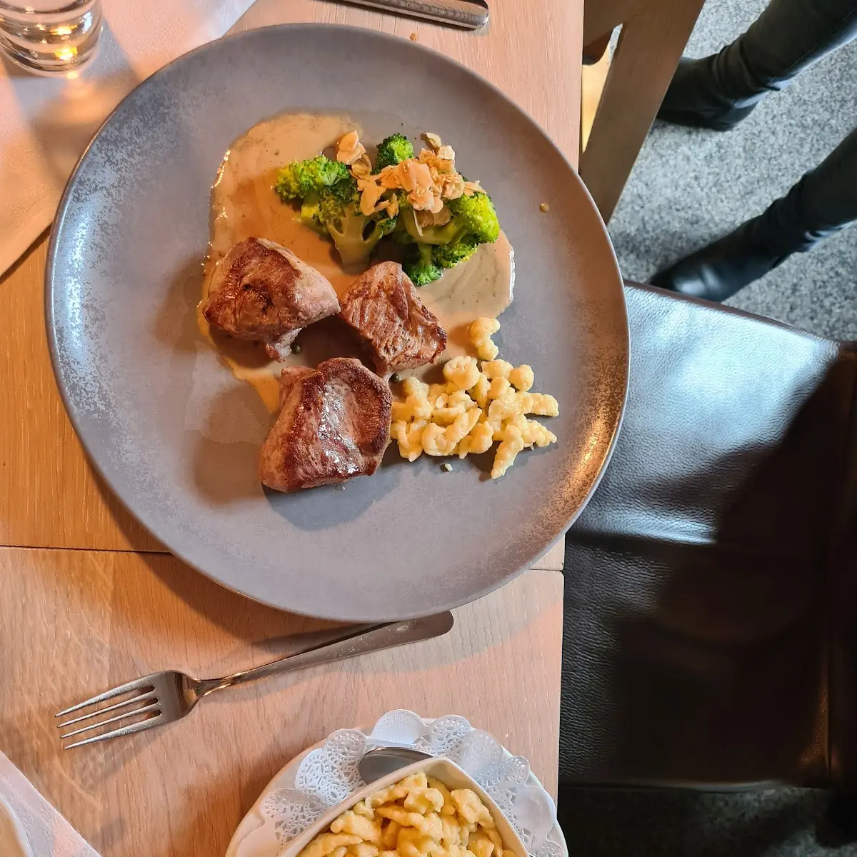 Schweins Medailons Mit Spätzle
