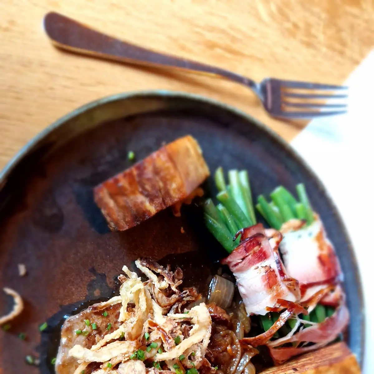 Zwiebelrostbraten Mit Kartoffelbaumkuchen Und Gemüse