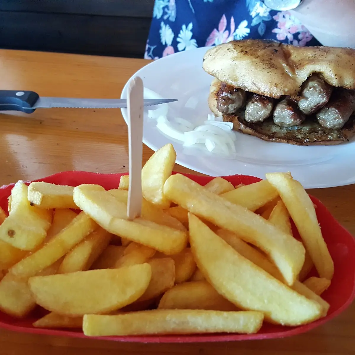 Pommes Frites Und Cevapcici