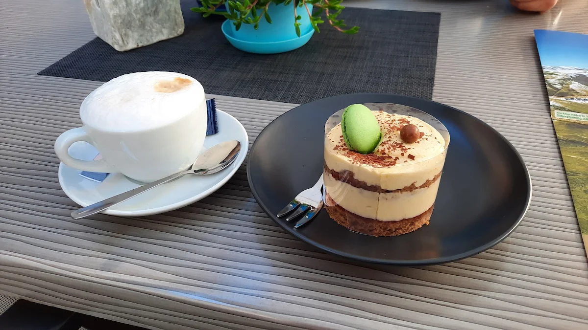 Tiramisu Cake