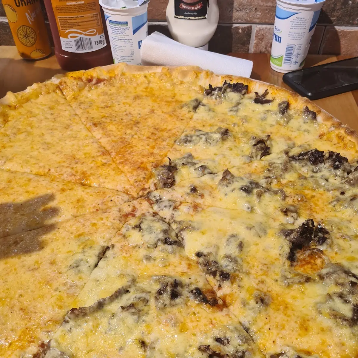 Familienpizza Zur Hälte Margharita Und Zur Hl