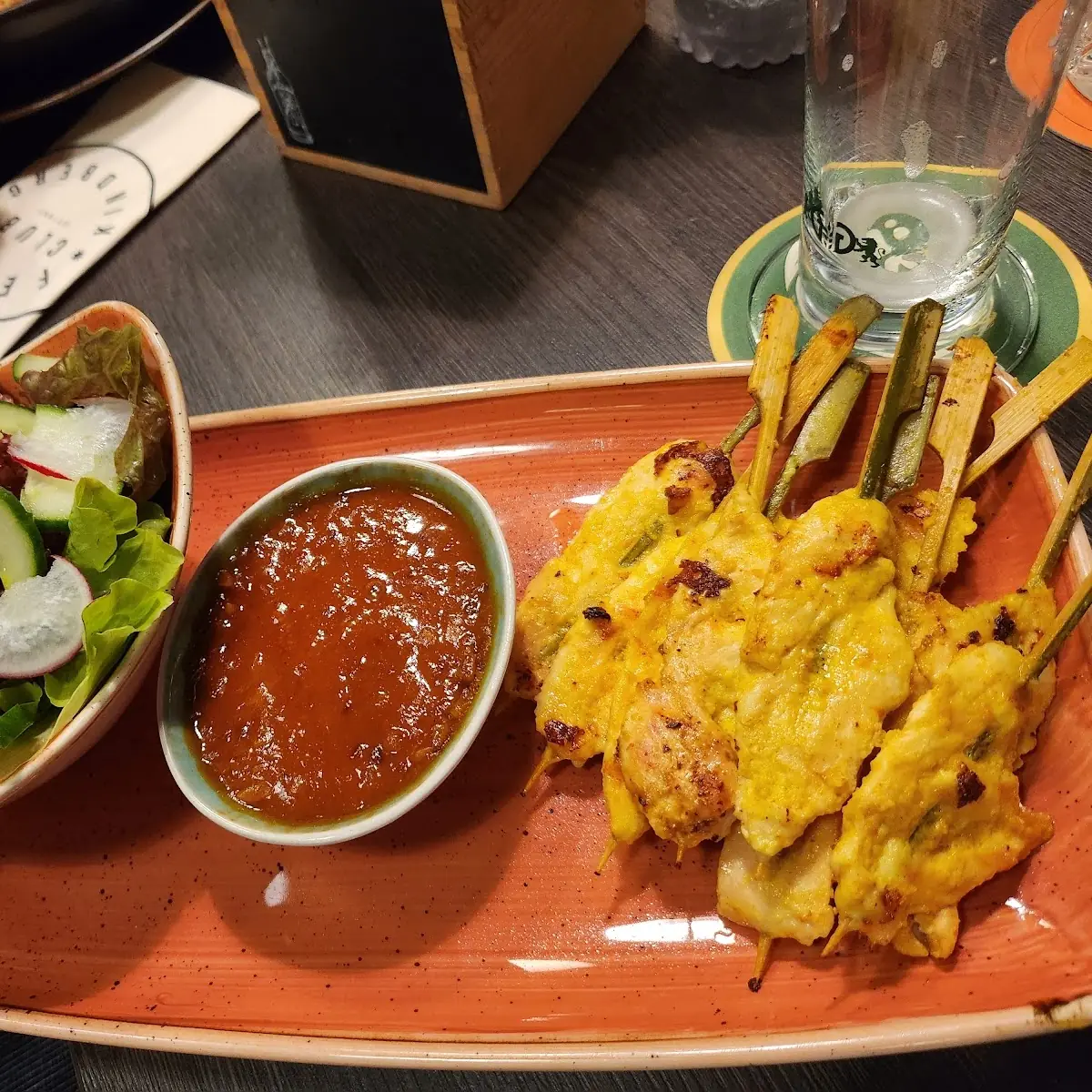 Chicken Satay Mit Erdnusssauce Und Kleinem Salat