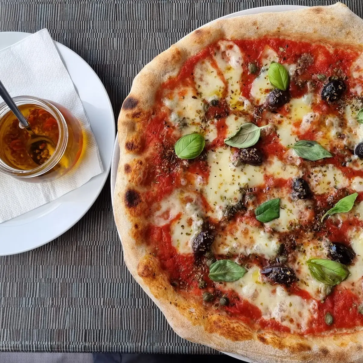 Pizza Sarda Mit Scharfen Ölen