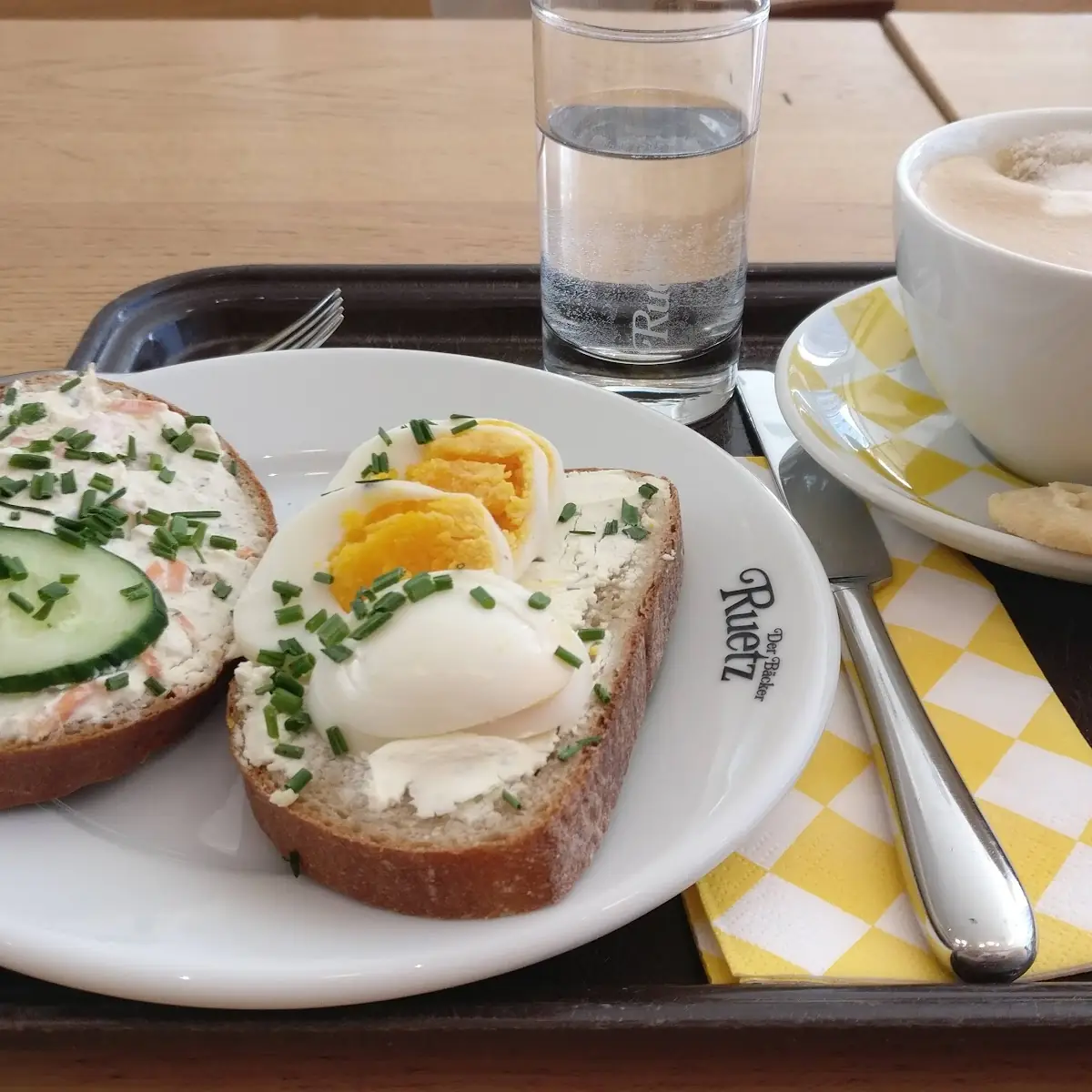 Hüttenkäse-karotten-brot Ei-brot Cappuccino