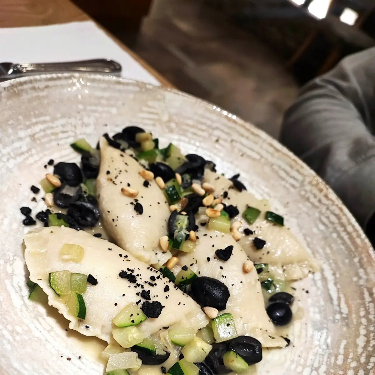 Tomaten-basilikum-taschen Hausgemacht Mit Frischkäse Oliven Pinienkerne Zucchini