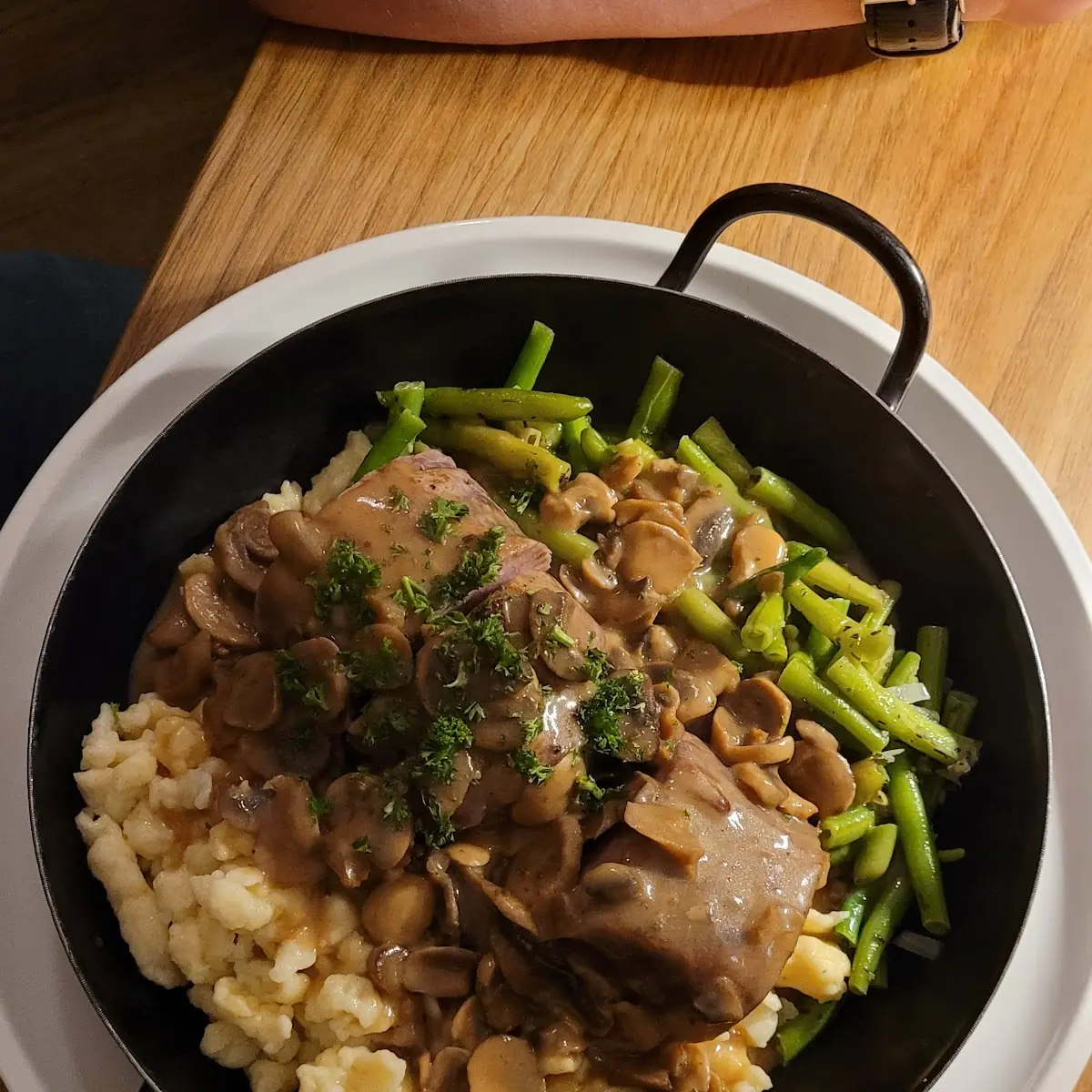 Pfanne Lende Mit Spätzleund Bohnengemüse