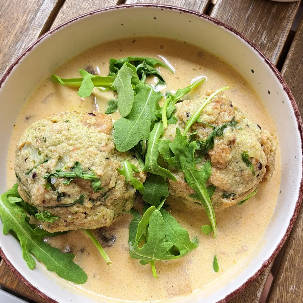 Mit Käse Gefüllte Kräuterknödel In Schwammerlsauce Mit Ruccola