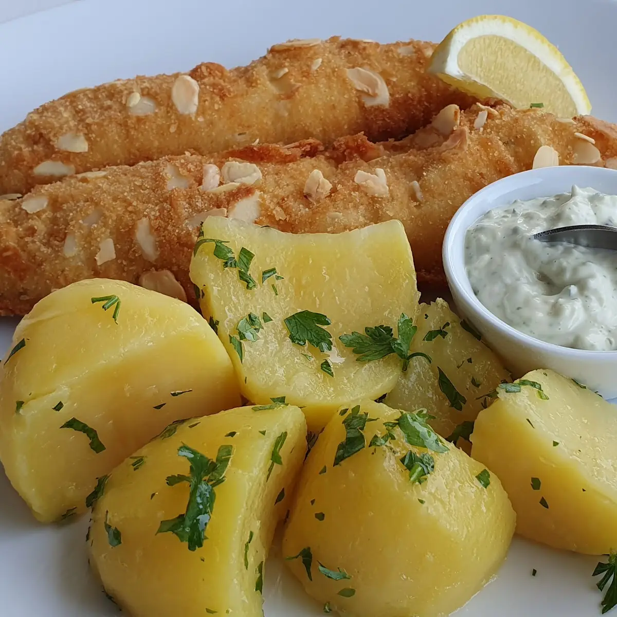 U B Zanderfilet Mit Mandeln Gebacken Sauce Tartar Kartoffeln
