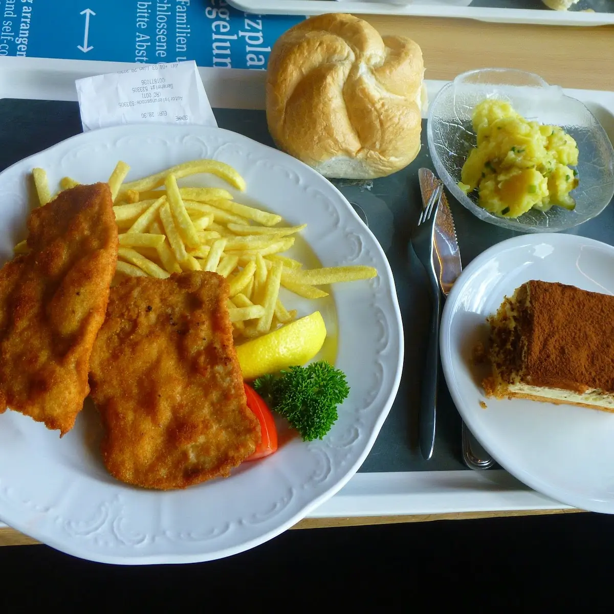Cotoletta Di Maiale C Patatine Fritte E Tiramisu'