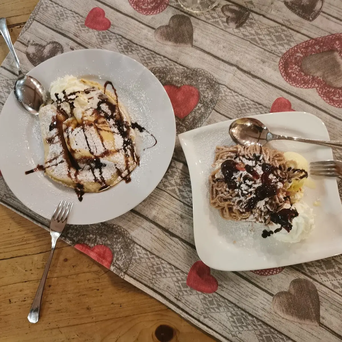 Eispalatschinke Und Kastanienreis Mit Eis Und Schlagobers