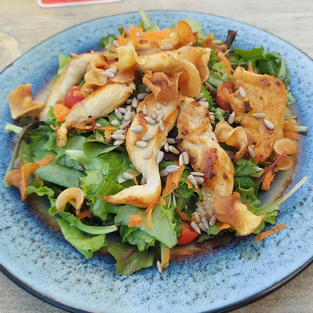Sommersalat Mit Gegrillten Hühnerbruststreifen