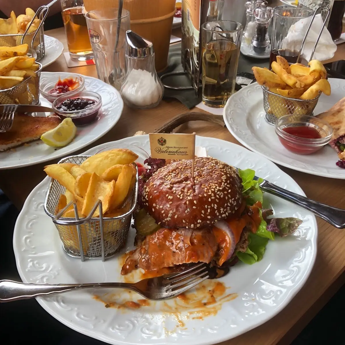 Burger A La Valerie Mit Pommes Frites