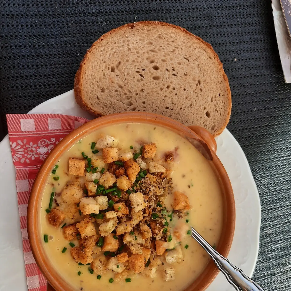 Kartoffelsuppe Mit Speck Und Brot