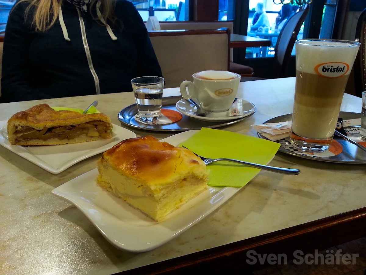 Gedeckter Apfelkuchen Und Topfenstrudel