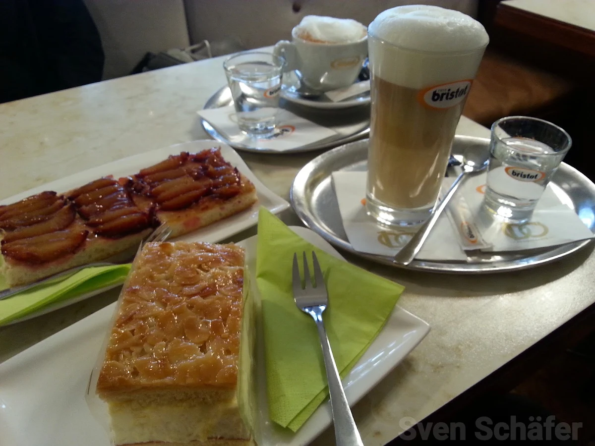 Zwetschgenkuchen Und Bienenstich