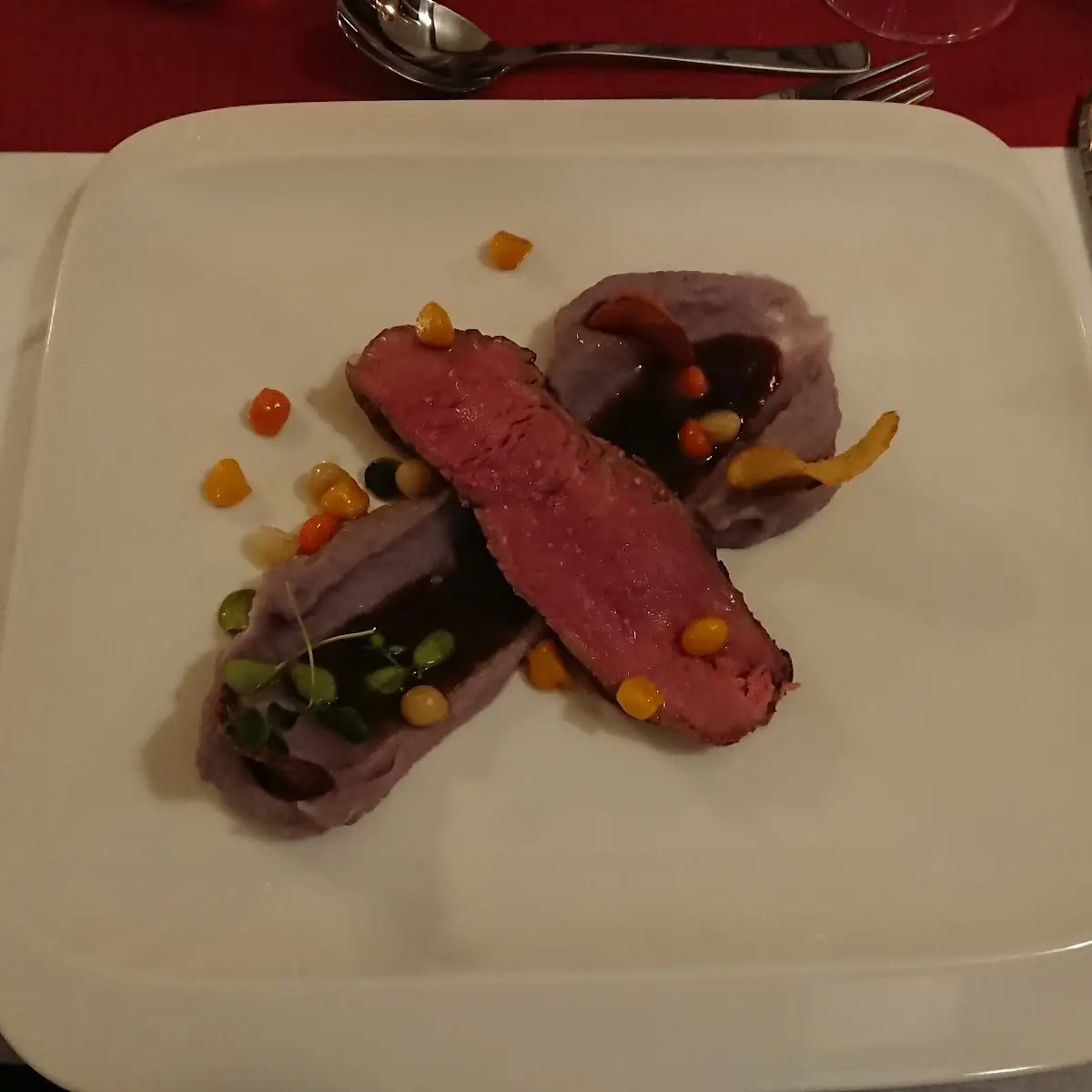 Rosa Gebratene Beiriedschnitte Auf Violetten Erdäpfelpüree Mit Gemüseperlen Und Dunkelbierjus