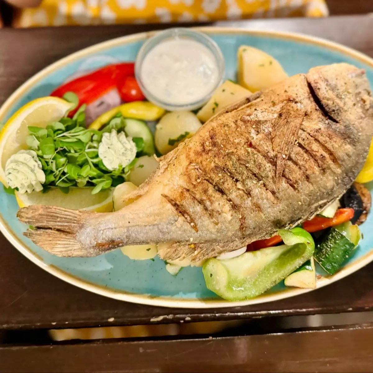 Gebratene Goldbrasse Am Brett Mit Petersilienkartoffeln Und Grillgemüse