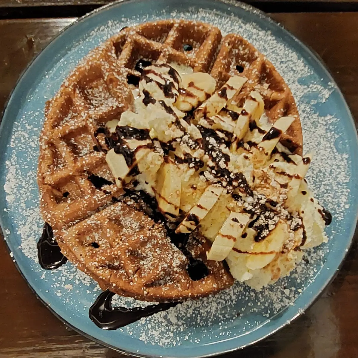 Waffel Mit Banane Und Schokosauce