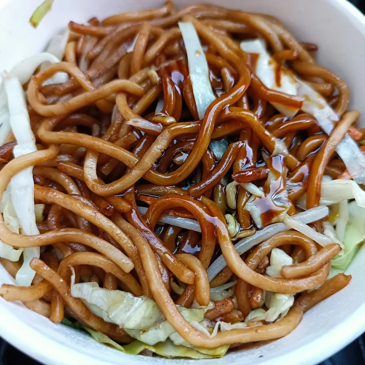 Nudelbox Mit Gemüse Und Teriyaki Sauce